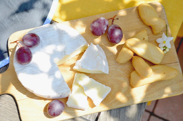 Camembert e uva per una merenda estiva in terrazzo